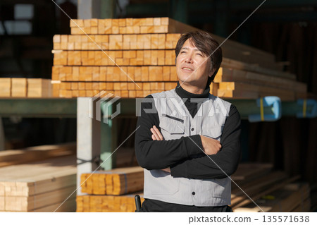 在木材工廠工作的男子 135571638