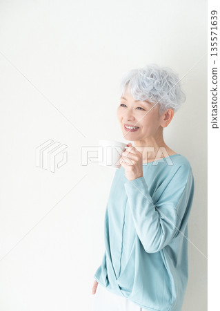 senior woman with mug senior woman with mug 135571639