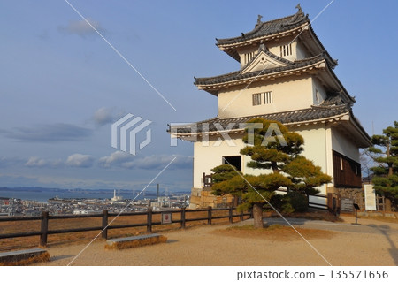 丸龜城塔樓及其背後的城市景觀，瀨戶大橋（香川縣丸龜市） 135571656