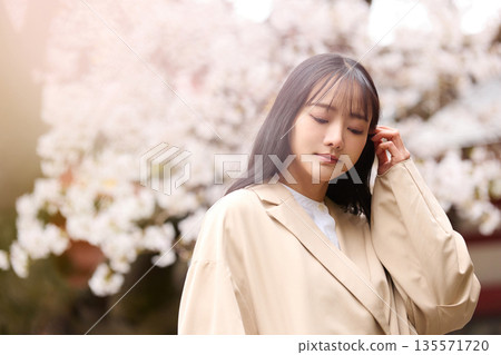 Portrait of a young Asian woman enjoying cherry blossom viewing 135571720