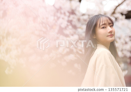 Portrait of a young Asian woman enjoying cherry blossom viewing 135571721