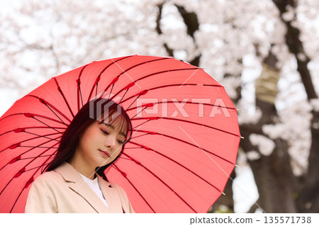 Portrait of a young Asian woman enjoying cherry blossom viewing 135571738