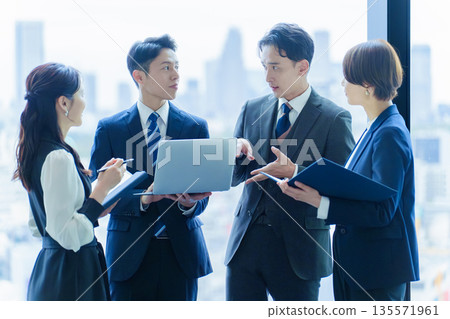 Business people meeting 135571961