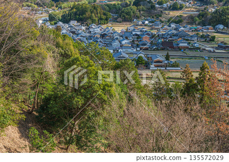 從奈良縣飛鳥村飛鳥歷史公園天石丘陵地區的天石丘陵展望台眺望 從奈良縣飛鳥村飛鳥歷史公園天石丘陵地區的天石丘陵展望台眺望 135572029