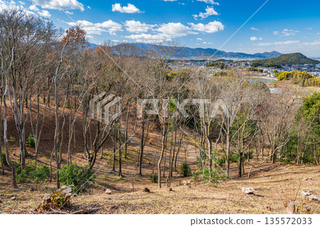從奈良縣飛鳥村飛鳥歷史公園天石丘陵地區的天石丘陵展望台眺望 從奈良縣飛鳥村飛鳥歷史公園天石丘陵地區的天石丘陵展望台眺望 135572033