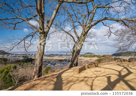 從奈良縣飛鳥村飛鳥歷史公園天石丘陵地區的天石丘陵展望台眺望 從奈良縣飛鳥村飛鳥歷史公園天石丘陵地區的天石丘陵展望台眺望 135572036