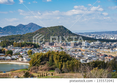 從奈良縣飛鳥村飛鳥歷史公園天石丘陵地區的天石丘陵展望台眺望 從奈良縣飛鳥村飛鳥歷史公園天石丘陵地區的天石丘陵展望台眺望 135572041