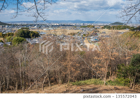 從奈良縣飛鳥村飛鳥歷史公園天石丘陵地區的天石丘陵展望台眺望 從奈良縣飛鳥村飛鳥歷史公園天石丘陵地區的天石丘陵展望台眺望 135572043
