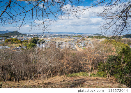 從奈良縣飛鳥村飛鳥歷史公園天石丘陵地區的天石丘陵展望台眺望 從奈良縣飛鳥村飛鳥歷史公園天石丘陵地區的天石丘陵展望台眺望 135572044