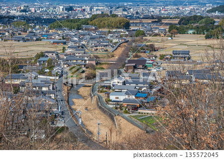 從奈良縣飛鳥村飛鳥歷史公園天石丘陵地區的天石丘陵展望台眺望 從奈良縣飛鳥村飛鳥歷史公園天石丘陵地區的天石丘陵展望台眺望 135572045
