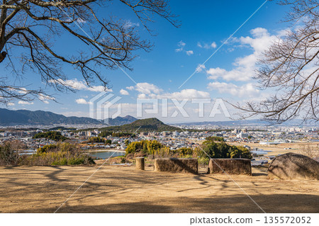 從奈良縣飛鳥村飛鳥歷史公園天石丘陵地區的天石丘陵展望台眺望 從奈良縣飛鳥村飛鳥歷史公園天石丘陵地區的天石丘陵展望台眺望 135572052