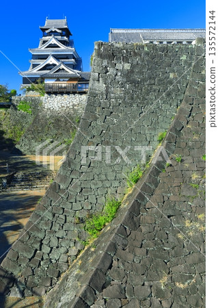 【熊本縣】晴天下的熊本城和仁予的石牆 135572144