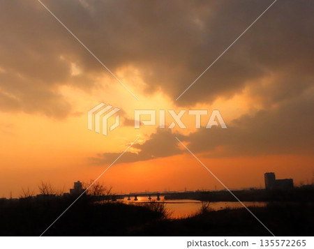 Gradient: Evening view: Yellow sand: Yellow sunset: Yodogawa Hirakata Bridge, Osaka Prefecture 135572265