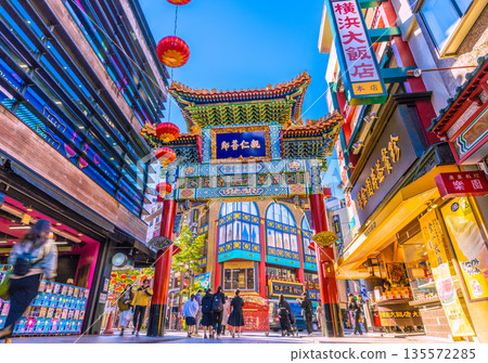 日本橫濱城市景觀，1月13日。橫濱中華街和禪林門景色。 135572285