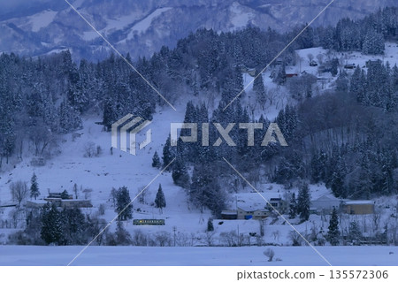 積雪覆蓋的飯山線 135572306
