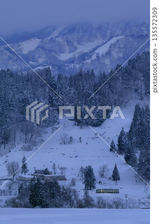 積雪覆蓋的飯山線 135572309