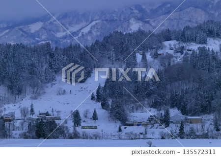 積雪覆蓋的飯山線 積雪覆蓋的飯山線 135572311