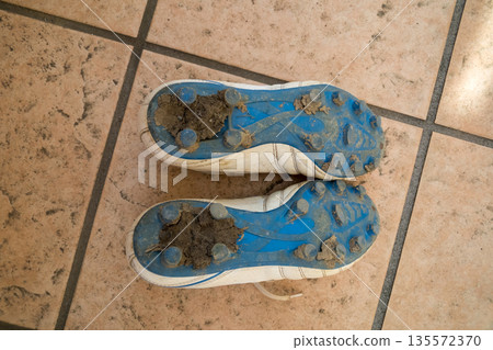 我弄不掉鞋釘底部的泥巴。 135572370