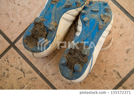 我弄不掉鞋釘底部的泥巴。 135572371