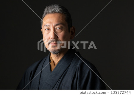 一位微笑的男子在黑色背景下 135572744