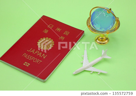 飛機和護照－旅行和商務旅行圖片 135572759