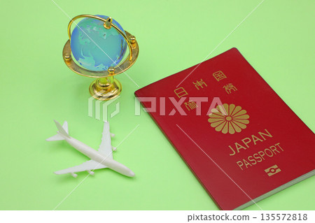 飛機和護照-旅行和商務旅行圖片 飛機和護照-旅行和商務旅行圖片 135572818