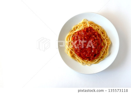 白色背景上的自製肉醬義大利麵，從正上方拍攝。 135573118