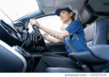 中年女性外送員駕車送貨 135573170