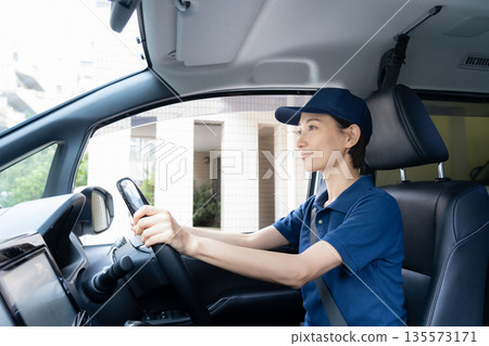 中年女性外送員駕車送貨 135573171