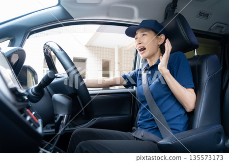 中年女性外送員駕車送貨 135573173