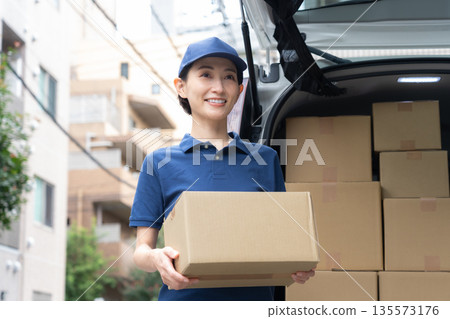 中年女性外送員駕車送貨 135573176