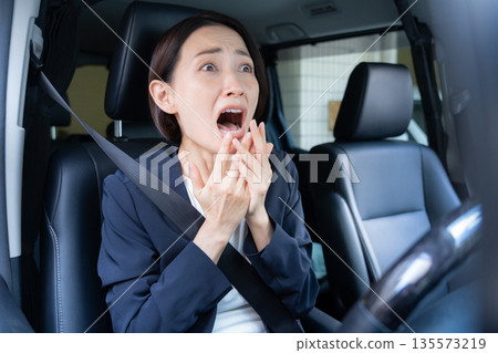 一位在車上工作的中年女商人 135573219