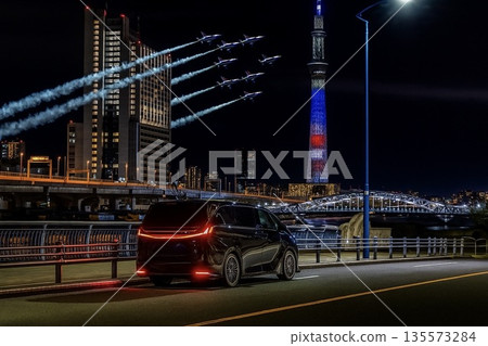 Skytree and Lexus 135573284