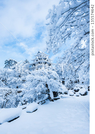Gujo Hachiman Castle in the snow 135574642