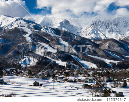 冬季雄偉的白馬山脈和八方尾根滑雪場，長野縣白馬村（無人機空拍） 135574847
