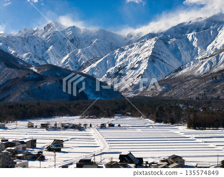 長野縣白馬村五龍山上的居民正在減少吸煙（無人機空拍照片） 135574849