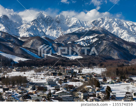 長野縣白馬村白馬三山正在減少吸煙（無人機空拍照片） 135574859