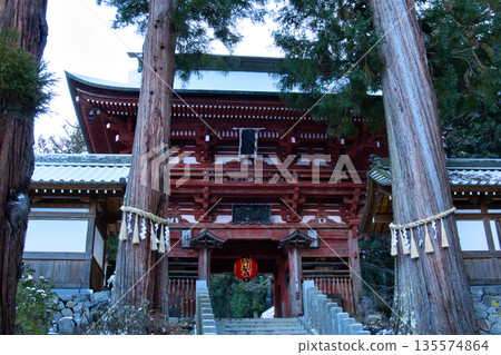 Winter (Evil-averting Festival) at Ushibushi Temple, Niomon Gate, Matsumoto City, Nagano Prefecture 135574864