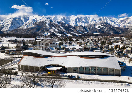 協和翼白馬（21號翼）及白馬山脈，皚皚白雪覆蓋山巒。長野縣白馬村（無人機空拍照片） 135574878