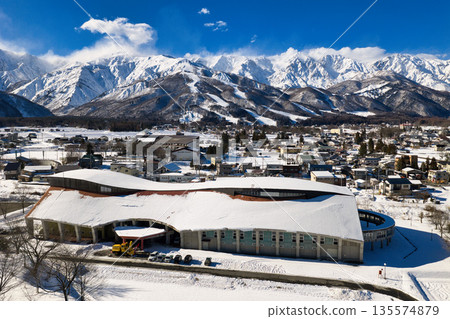 協和翼白馬（21號翼）及白馬山脈，皚皚白雪覆蓋山巒。長野縣白馬村（無人機空拍照片） 135574879
