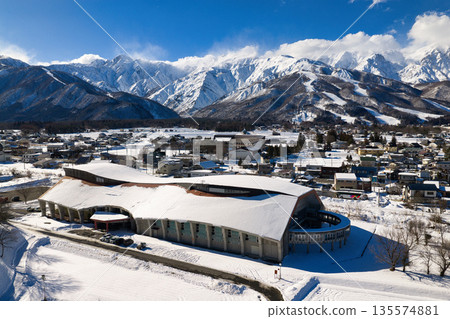 協和翼白馬（21號翼）及白馬山脈，皚皚白雪覆蓋山巒。長野縣白馬村（無人機空拍照片） 135574881