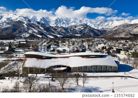 協和翼白馬（21號翼）及白馬山脈，皚皚白雪覆蓋山巒。長野縣白馬村（無人機空拍照片） 135574882