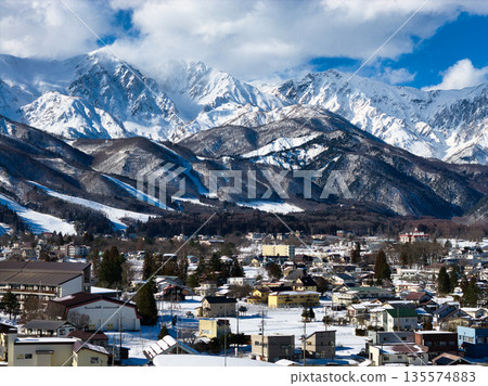 冬季雄偉的白馬三山和白馬村的城鎮風光，長野縣白馬村（無人機空拍） 135574883