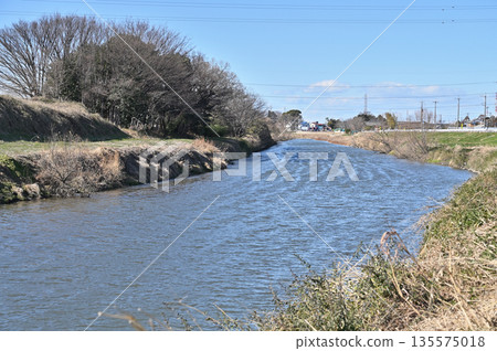 Walking in Koshigaya: Motoarakawa River, riverbed, Koshigaya City, Oaza Sannomiya 135575018