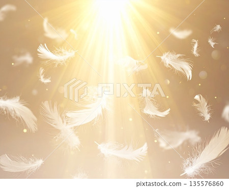 神秘的金光傾瀉而下。天使的翅膀撲扇著。神聖的、靈性的、療癒的能量。 135576860
