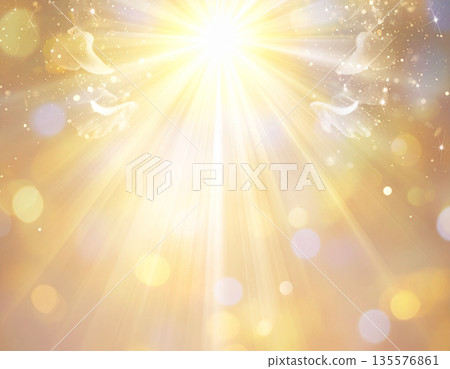 神秘的金光傾瀉而下。天使的翅膀撲扇著。神聖的、靈性的、療癒的能量。 135576861
