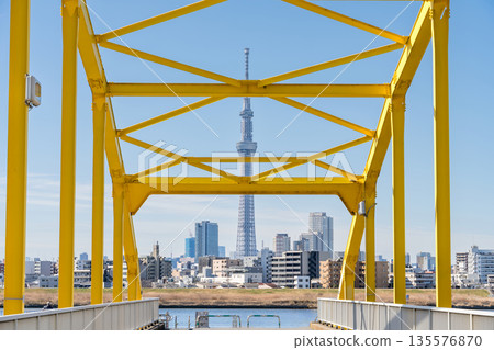 “東京”東四木避難橋和東京晴空塔 “東京”東四木避難橋和東京晴空塔 135576870