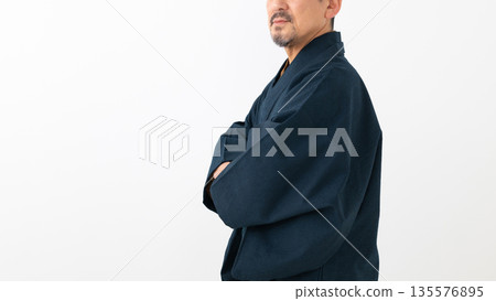 一個穿著和服的男人 135576895