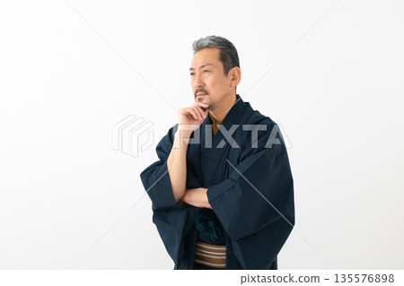 一個穿著和服的男人 一個穿著和服的男人 135576898