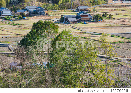 從奈良縣飛鳥村飛鳥歷史公園天石丘陵地區的天石丘陵展望台眺望 從奈良縣飛鳥村飛鳥歷史公園天石丘陵地區的天石丘陵展望台眺望 135576956
